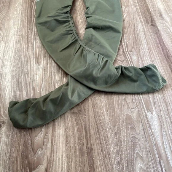 ALO YOGA IDOL LEGGING Color: Jungle Glossy: light green - Picture 7 of 13